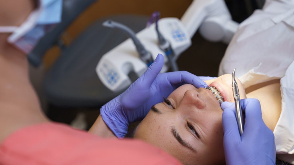Perfect Smile Kieferorthopädie in Klagenfurt & Wolfsberg - Patientin bei der Überprüfung der Zahnspange