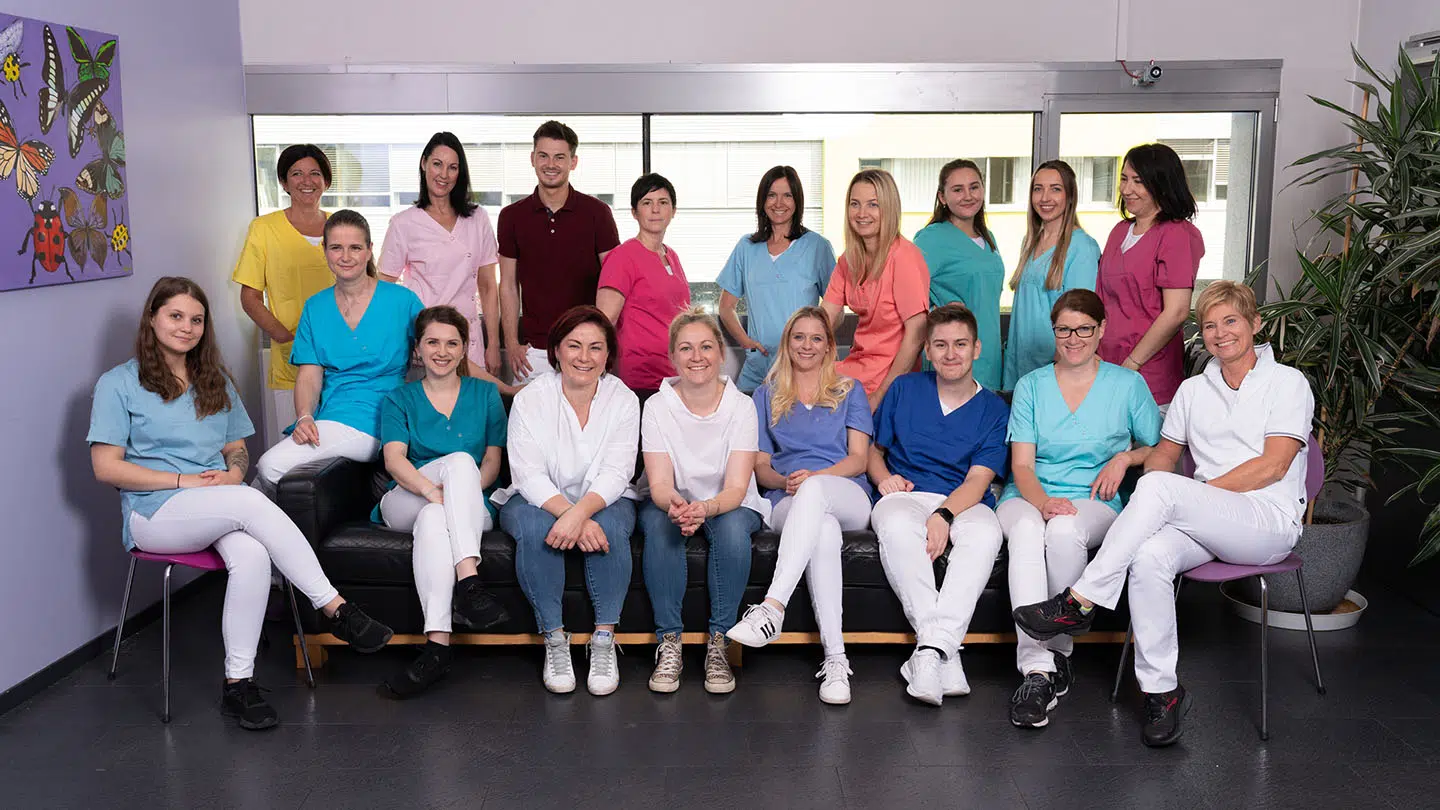 Perfect Smile Kieferorthopädie in Klagenfurt & Wolfsberg - Gruppenfoto des teams der Ordination Perfect Smile